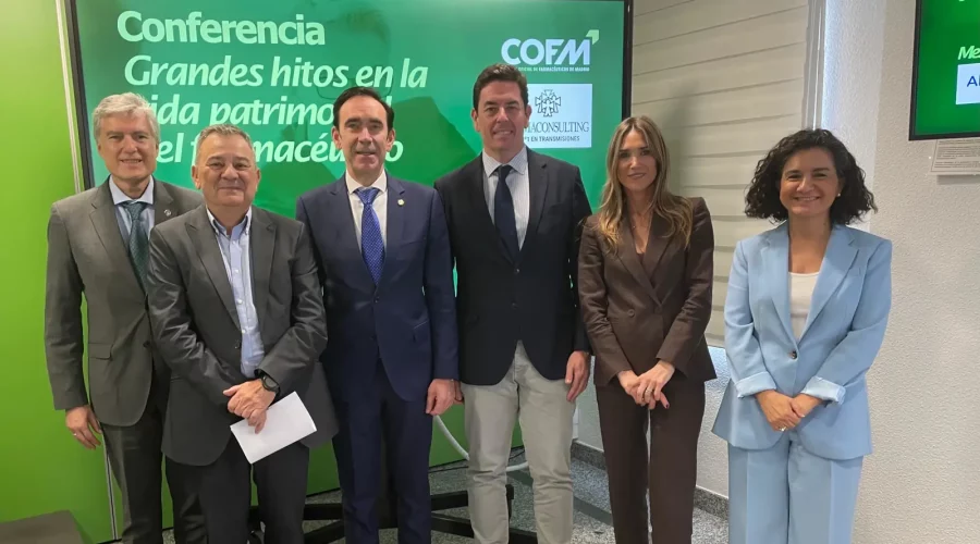Fotografía de la conferencia “Grandes hitos en la vida patrimonial del farmacéutico”