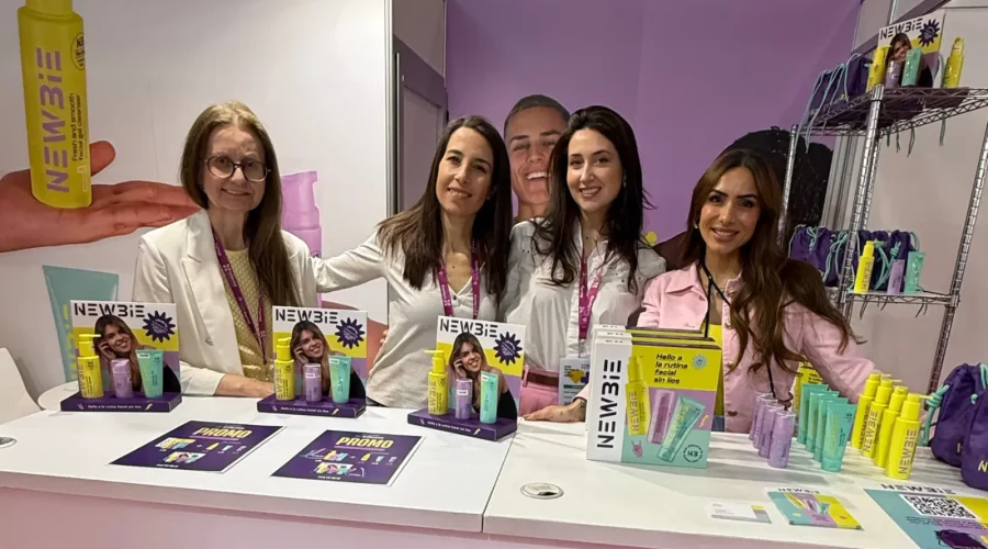 Integrantes de New3ie exponiendo producto en su stand.
