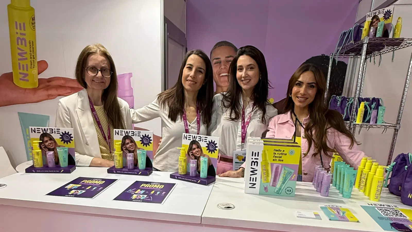 Integrantes de New3ie exponiendo producto en su stand.