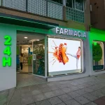 Exterior de una farmacia en la que se aprecian soluciones LED de señalización.