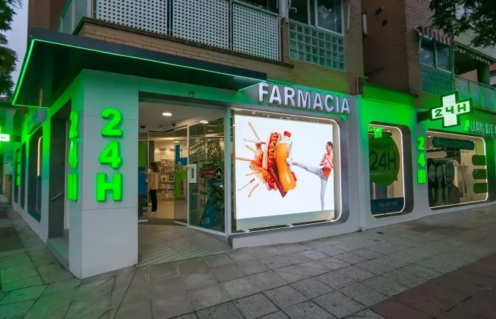 Exterior de una farmacia en la que se aprecian soluciones LED de señalización.