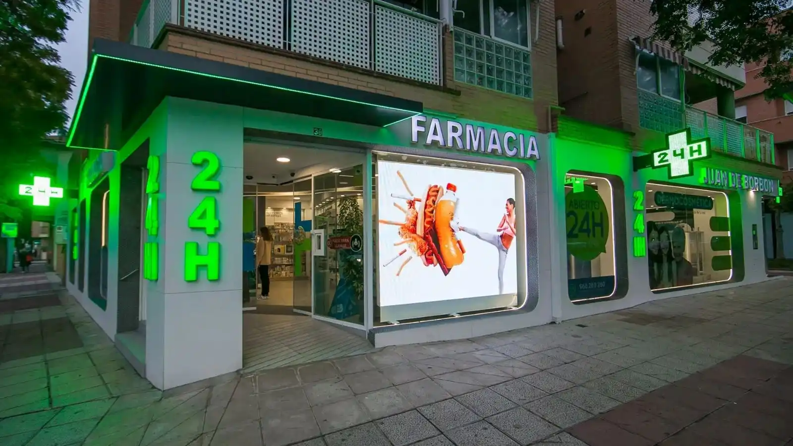 Exterior de una farmacia en la que se aprecian soluciones LED de señalización.