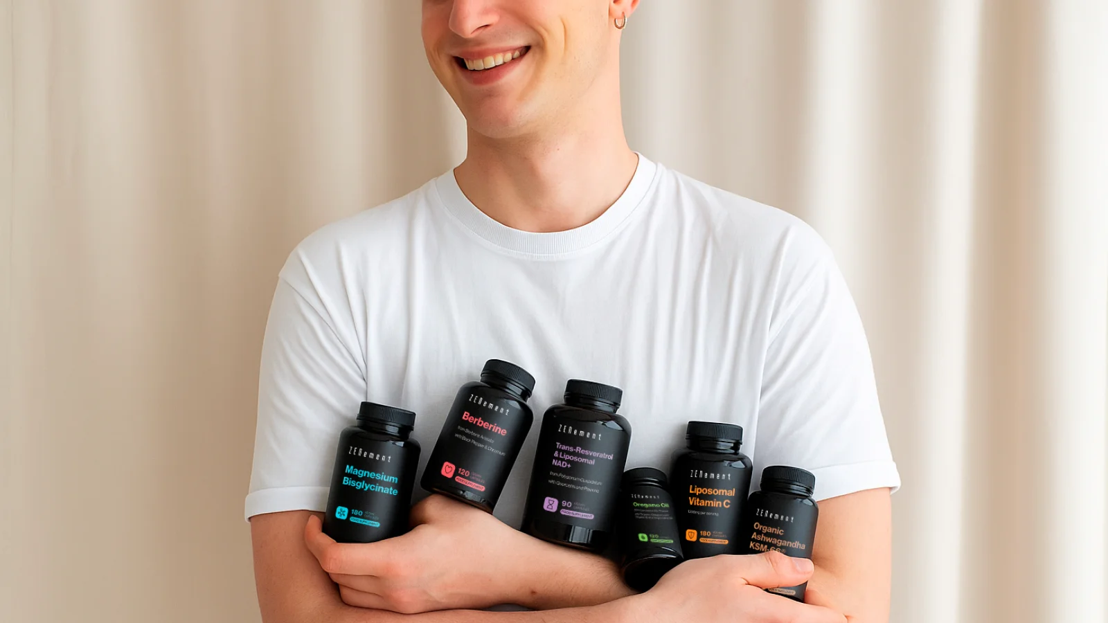 Hombre sonriente abrazando gama de productos de envases negros de Zenement