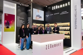 Personal de Zenement posando para foto en su Stand en Infarma 2025