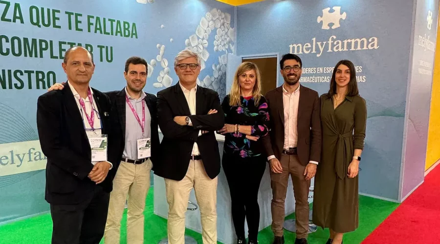 Personal de Melyfarma posando para foto en su Stand de Infarma