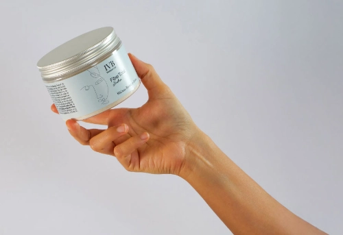 IVB Wellness - Imagen de 1 pote de FiberTotal sostenido por una mano.