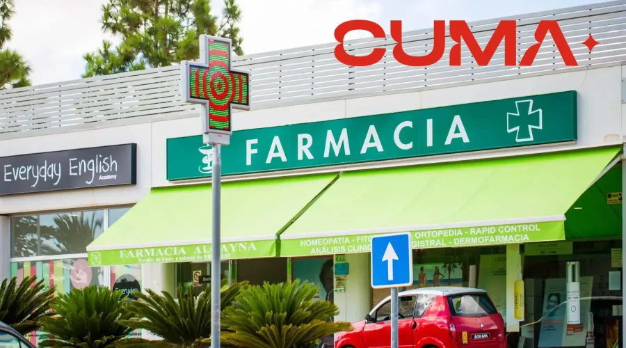 Logotipo de la marca CUMA sobre fotografía de la facha de una farmacia tomada desde la calle en la que se puede ver una cruz iluminada de forma llamativa sobre un poste.