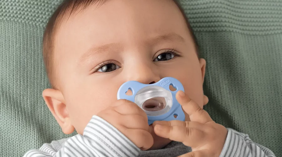 Chicco - Imagen de un bebé en primer plano sosteniendo un chupete de la marca Chicco en su boca