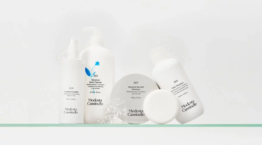 Modesta Casinello - bodegón de productos para el cuidado capilar