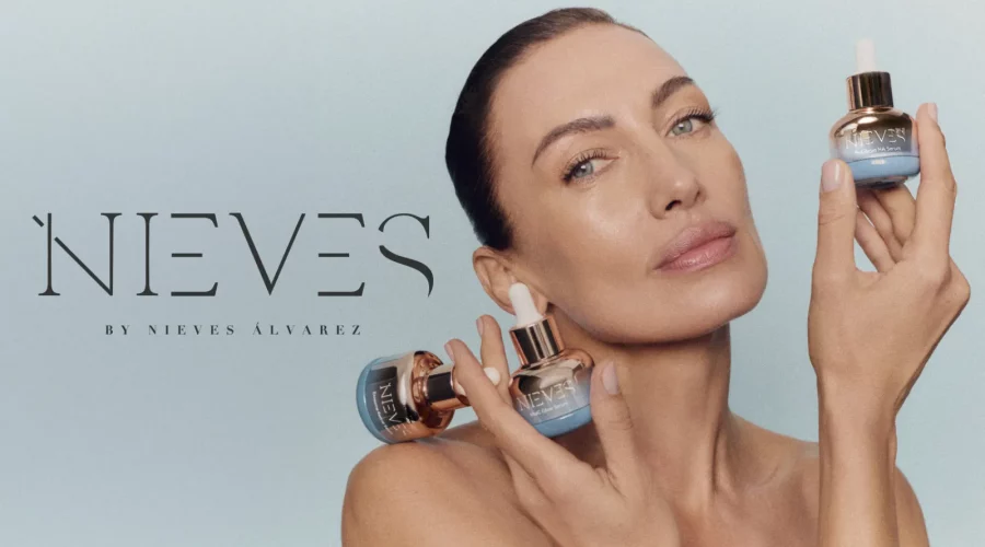 Nieves Álvarez sosteniendo productos. Marca: Nieves by Nieves Álvarez