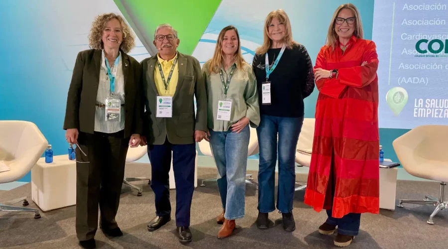Alicia Moro, coordinadora de la Estrategia de Pacientes y vocal de No Ejercientes en funciones del Colegio Oficial de Farmacéuticos de Madrid (COFM); Juan Manuel Ortiz, presidente de la Asociación Madrileña de Pacientes Anticoagulados y Cardiovasculares (AMAC); África Luca de Tena, presidenta de la Asociación de Afectados por la Dermatitis Atópica (AADA); Pilar Martínez Gimeno, presidenta de honor de la Asociación Diabetes Madrid (ADM), y Pilar Laguna, patrono y directora de Comunicación de la Asociación Visual TEAF.