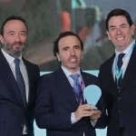 Agustín Torres, Jordi Casas y Manuel Martínez del Peral durante la entrega del testigo en el acto de clausura.