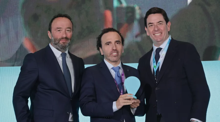 Agustín Torres, Jordi Casas y Manuel Martínez del Peral durante la entrega del testigo en el acto de clausura.
