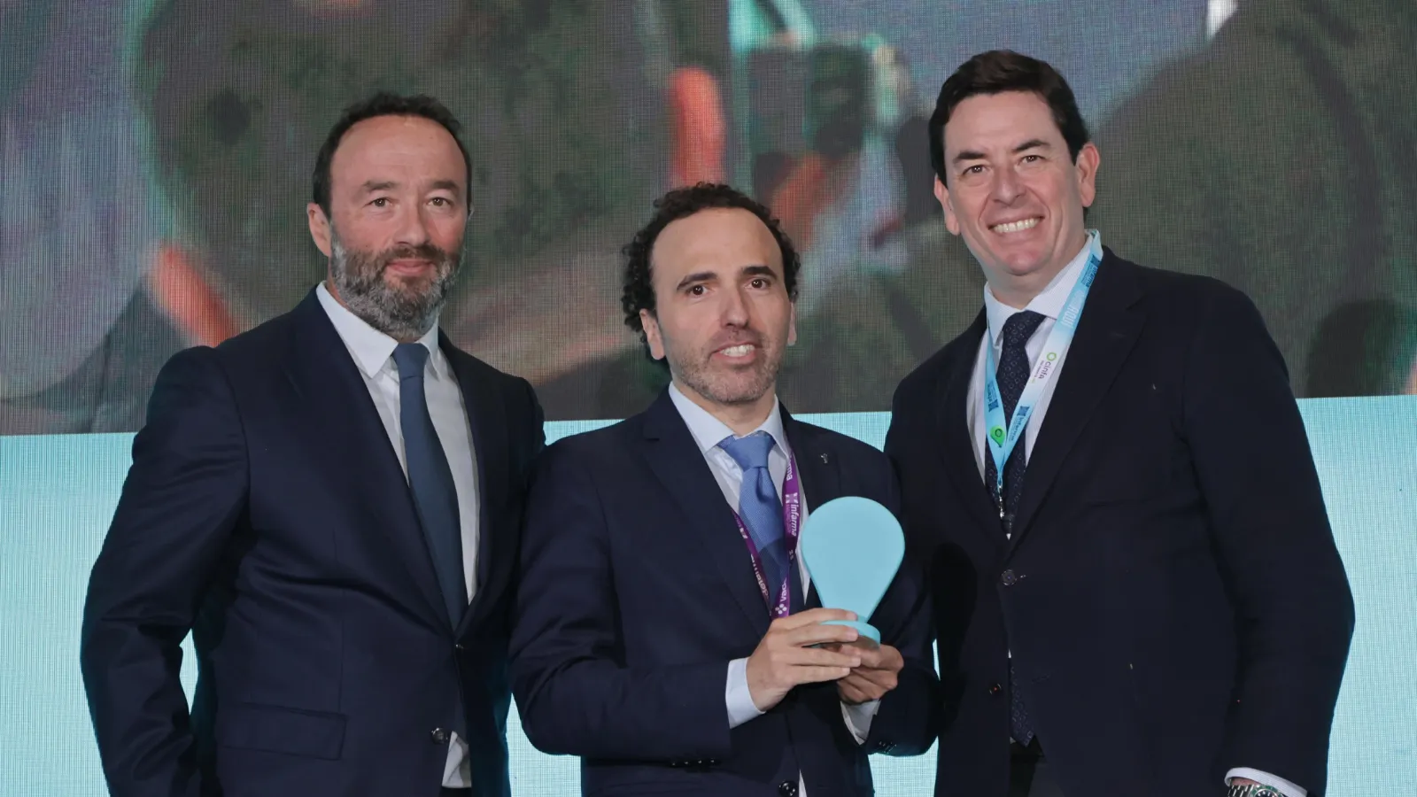 Agustín Torres, Jordi Casas y Manuel Martínez del Peral durante la entrega del testigo en el acto de clausura.
