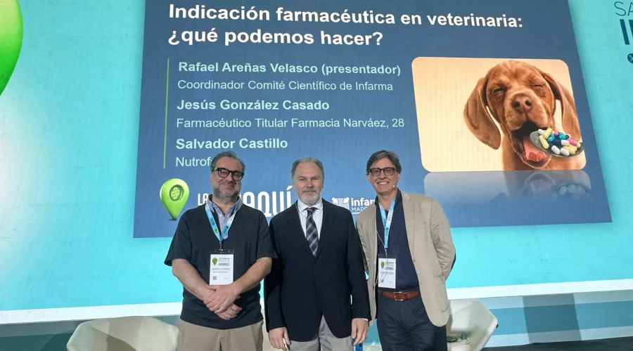 Jesús González Casado, farmacéutico titular en Madrid; Rafael Areña, vicepresidente 3º en funciones del COFM; y Salvador Castillo, experto en distribución de medicamentos veterinarios, durante la jornada de Infarma Madrid 2026